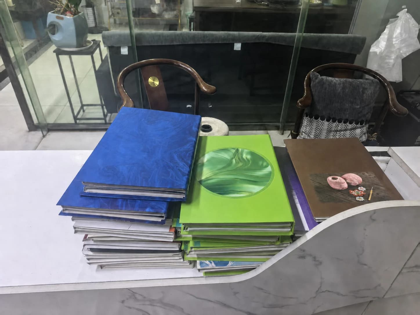 嘉兴华弘纺织门市柜台上的纱线样册